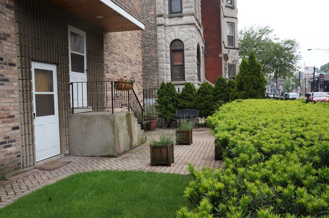 Building Photo - 707 W Diversey Pkwy