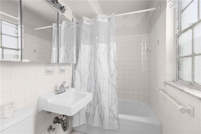 Building Photo - 240 E 55th St