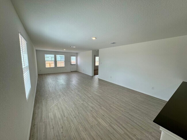 Foto del edificio - Brand New 4 bed, 2 bath in NBTX!