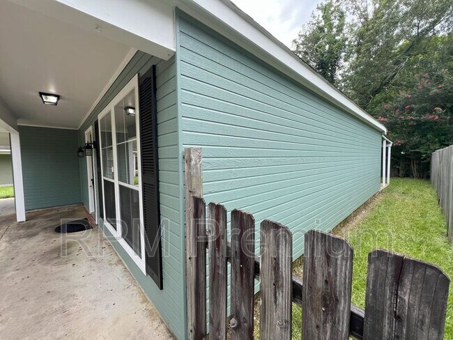 Foto del edificio - 522 Fawn Lake Dr