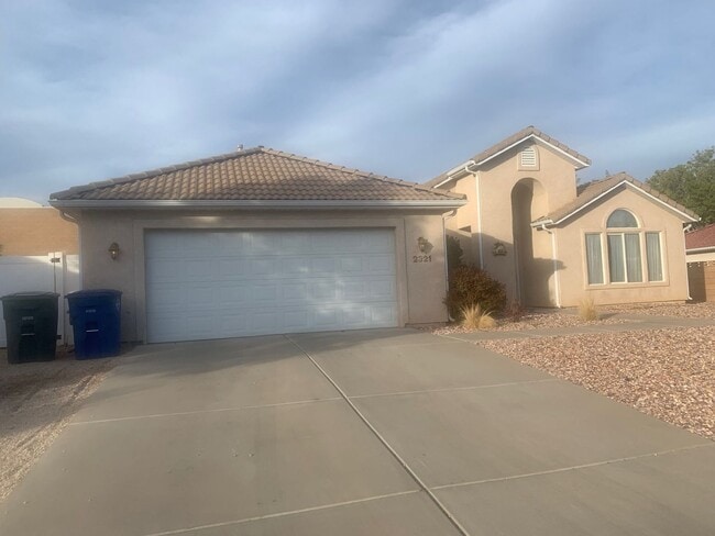 Building Photo - 3 Bedroom 2 bath home located near Red Cli...