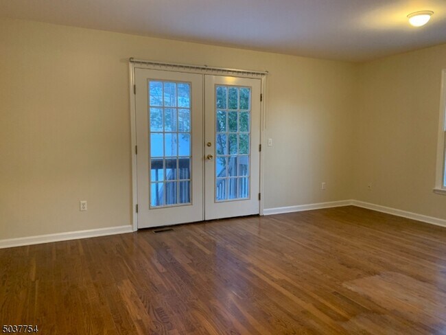 Building Photo - 2302 Jersey Ave