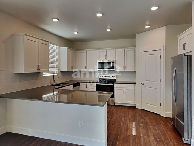 Building Photo - 726 S Oak Street