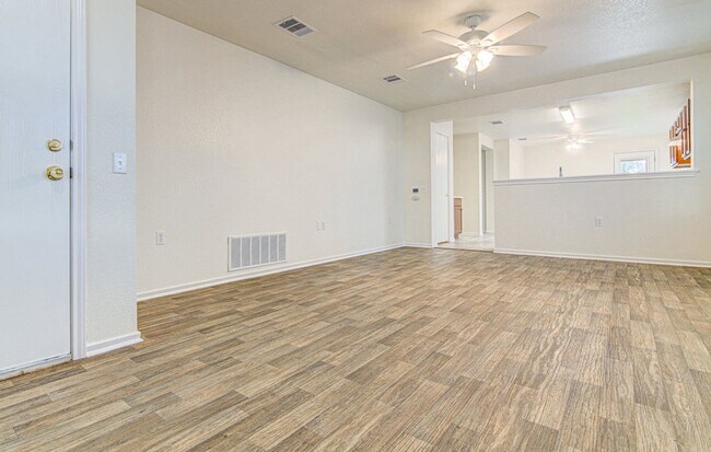 Building Photo - Super cute 3/2 in Southeast Austin!