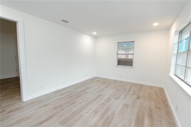 Foto del edificio - 7979 Domain St