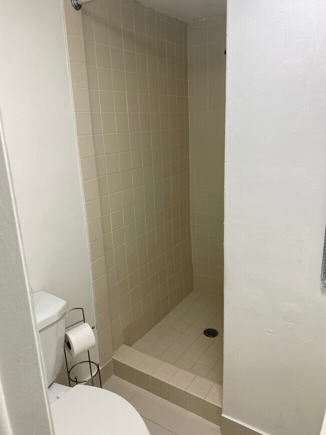 Guest bath (full) - 3052 SW 27th Ave