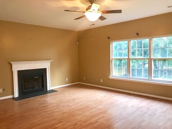 Foto del edificio - 100 Shelby Ct