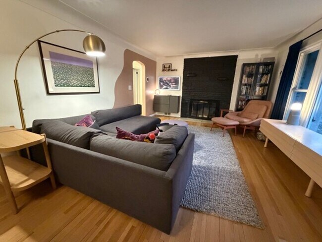Foto del edificio - Stylishly Updated 4BR Home in the Heart of Northeast Minneapolis!