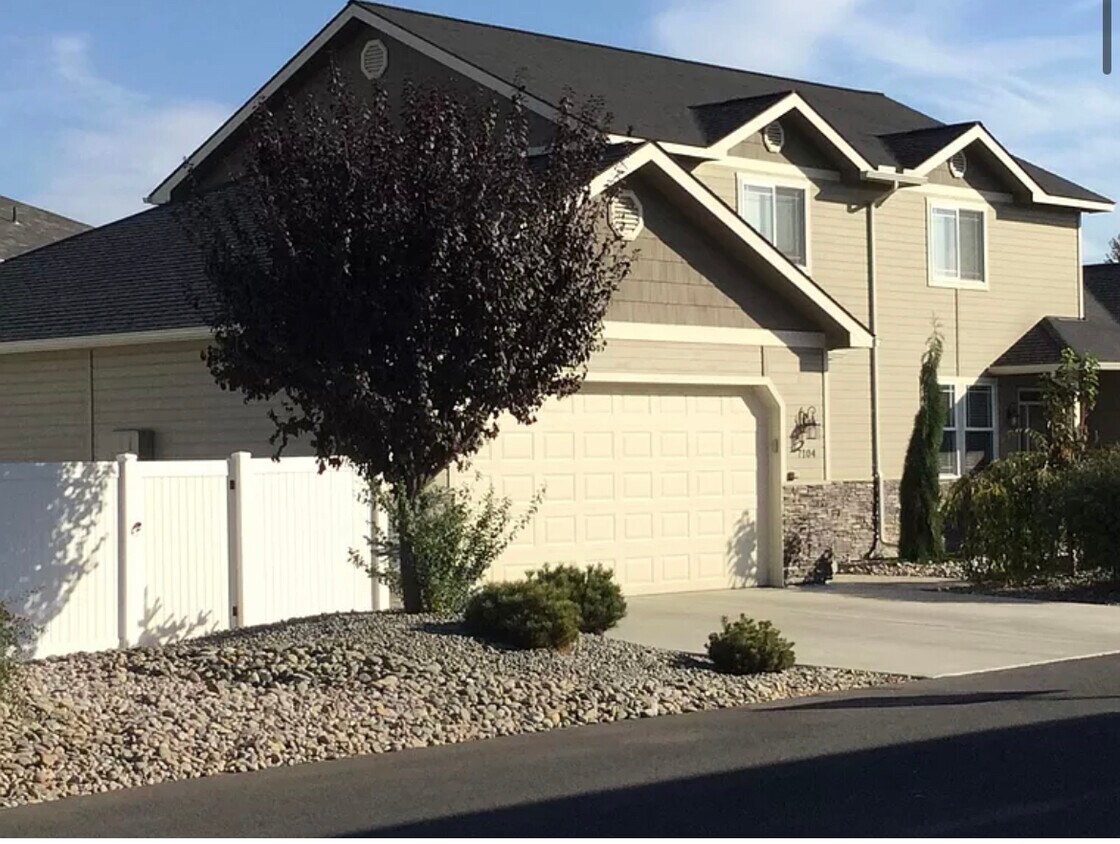 7106 W Mead Ave, Yakima, WA 98908 Townhome Rentals in Yakima WA