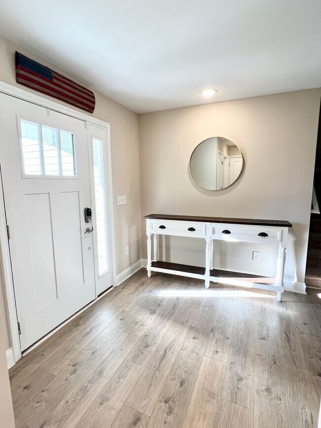 Building Photo - FENCED Backyard! Beautiful 4 Bedroom, 3 Ba...