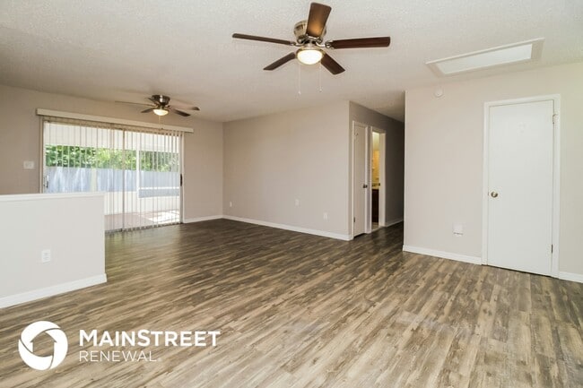 Building Photo - 1102 E Normandy Blvd