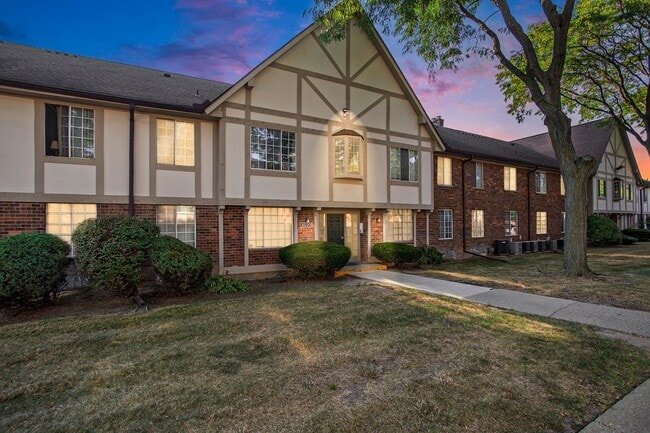 Building Photo - 30220 Southfield Rd