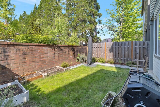 Yard with raised beds - 746 NW Pebblestone ln