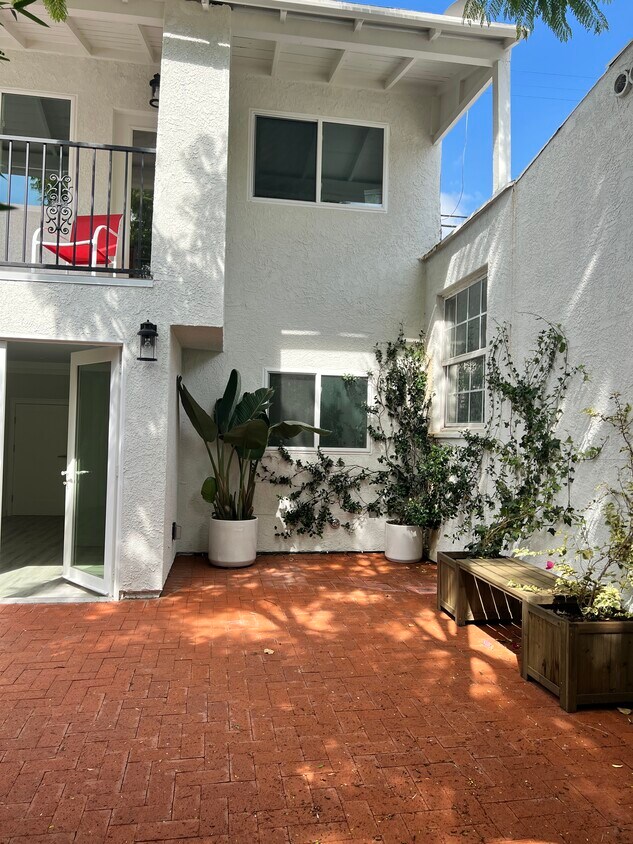 1545 S Ridgeley Dr Unit Split Level Guesthouse, Los Angeles, CA 90019