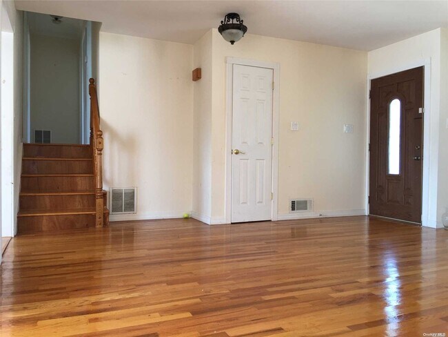 Building Photo - 51 Syosset Cir