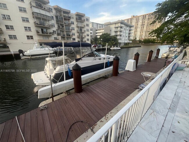 Foto del edificio - 3915 NE 168th St