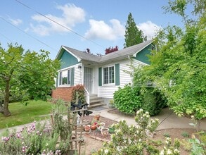 Building Photo - 5723 NE 59th Ave