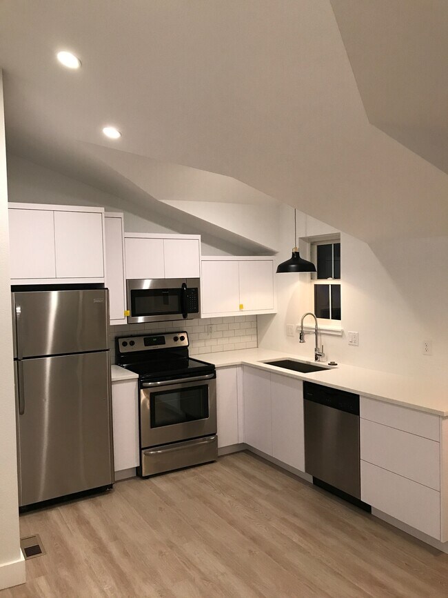 Cocina - 408 E Elm St