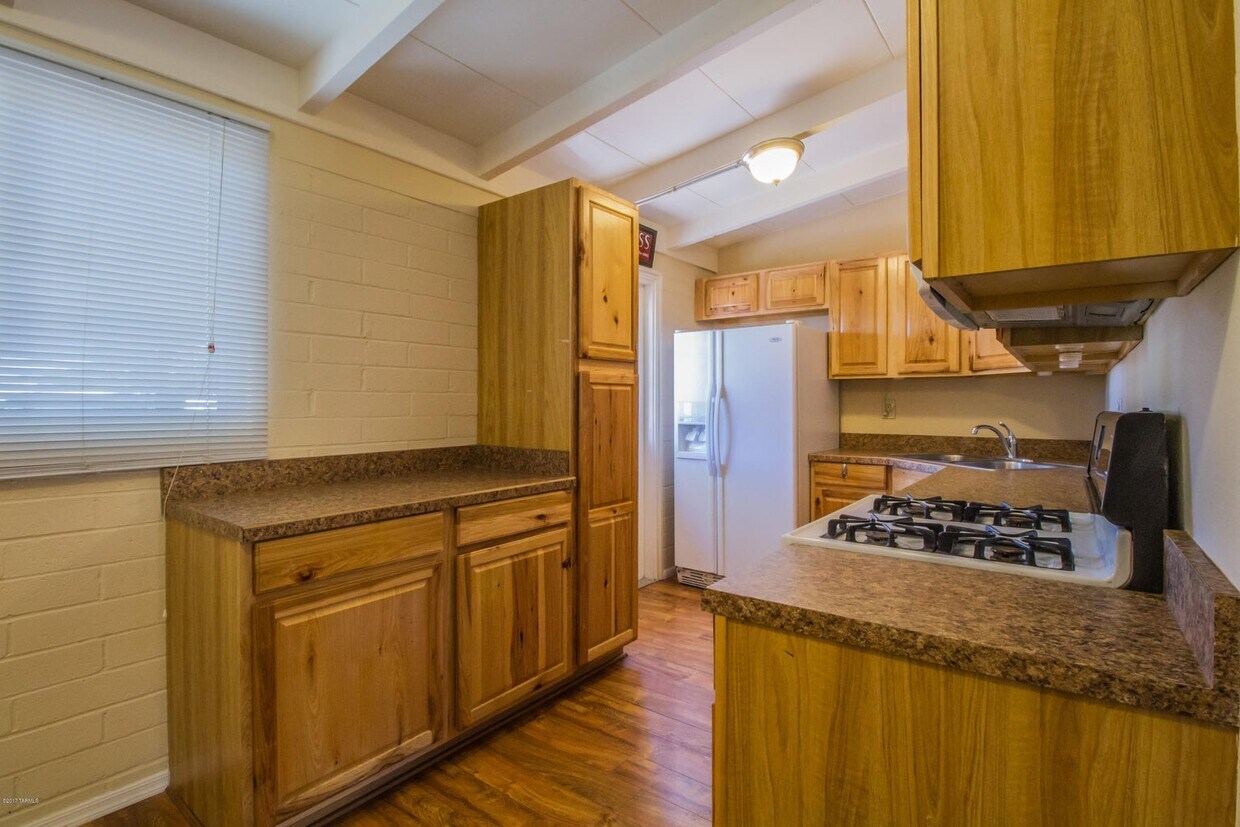 Kitchen - 634 W El Caminito Pl