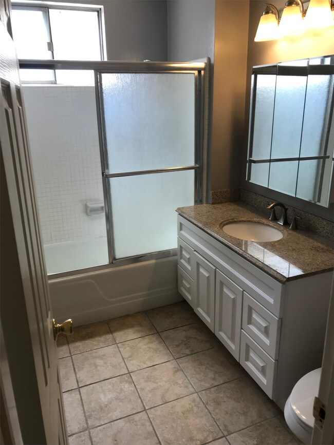 Building Photo - 1906 E 1st St