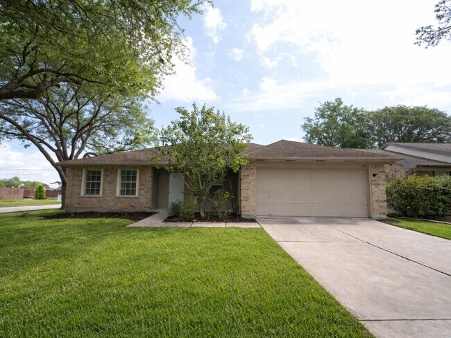 Building Photo - 16003 Surrey Woods Dr