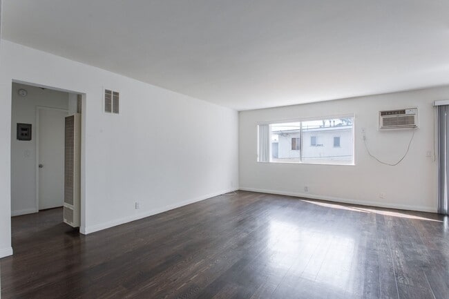 Interior Photo - 725 Hayworth Apartments