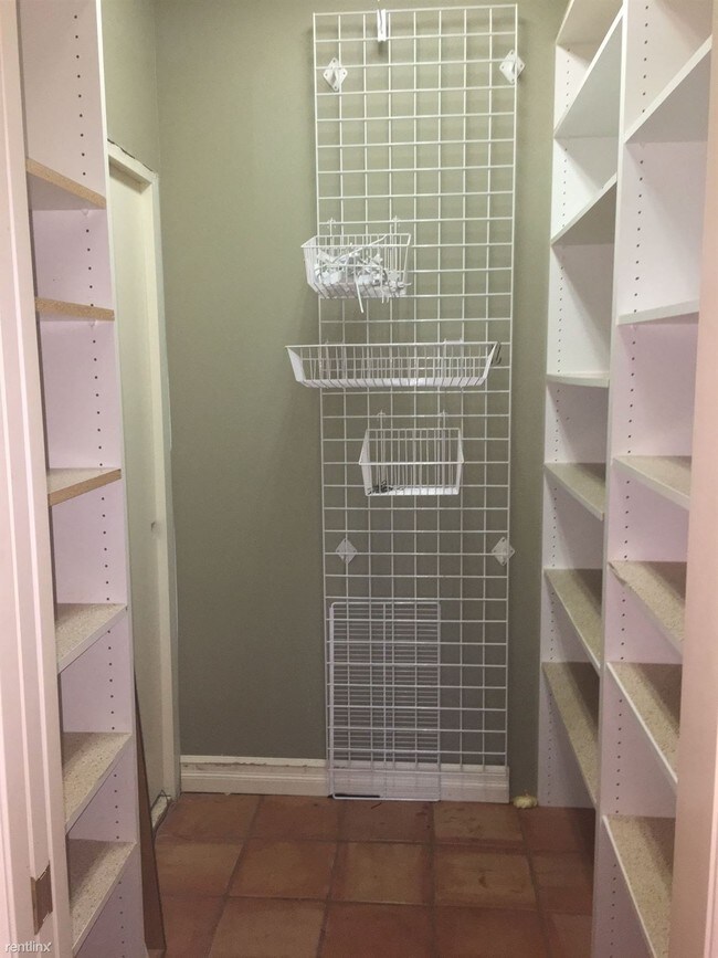 Building Photo - 8222 Broadacres Rd NE