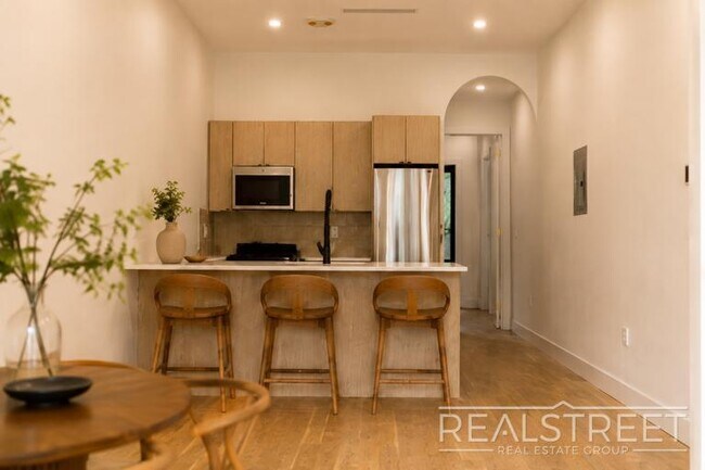 Foto del edificio - Spacious 1-Bedroom 1.5 Bath with Private Terrace in Crown Heights
