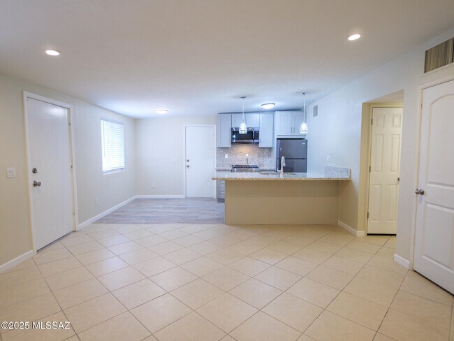 Foto del edificio - 2355 E 17th St