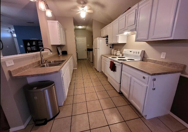 Foto del edificio - 518 N Juneau Ave