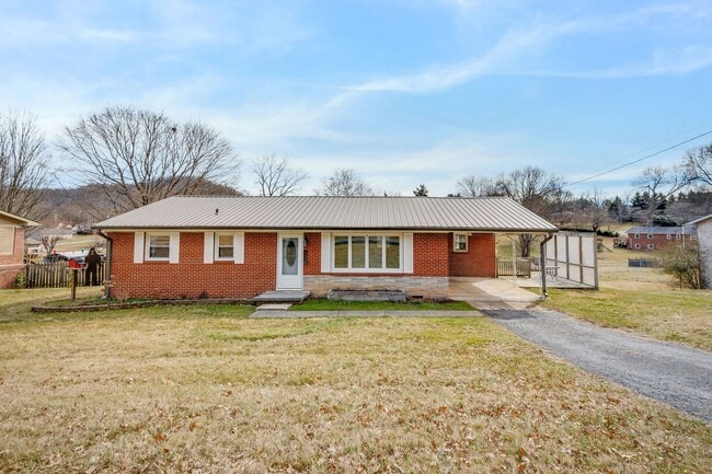 Building Photo - 606 Pine Ridge Rd