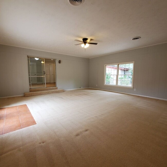 Building Photo - Modern Comforts and Serene Living: Your Ideal Rental Home in Valdosta, Georgia