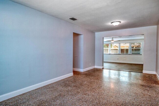 Building Photo - 4104 W Lawn Ave