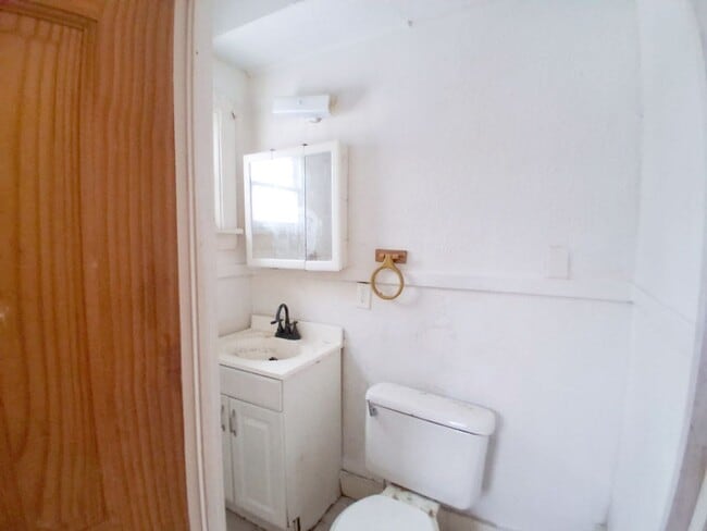 Building Photo - 3 BED, 1 BATH BEAUTIFUL SINGLE-FAMILY HOME IN CLEVELAND!