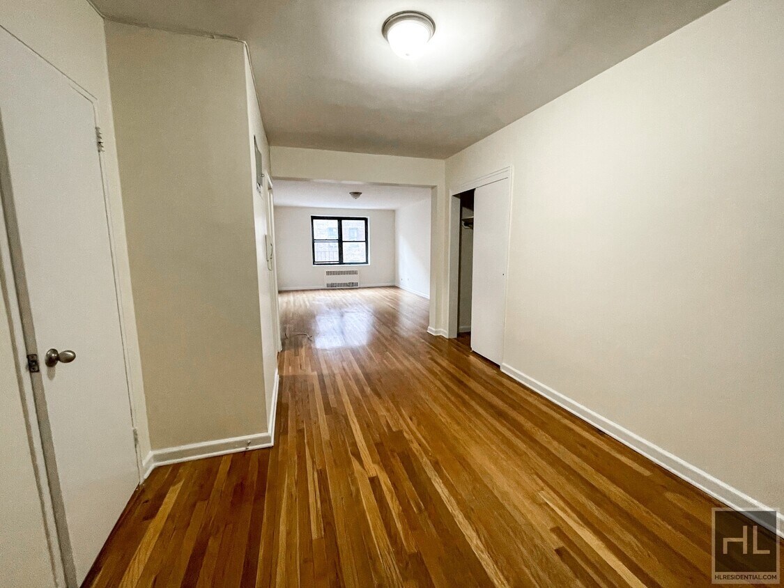 Primary Photo - LARGE Studio 34-15 PARSONS BOULEVARD