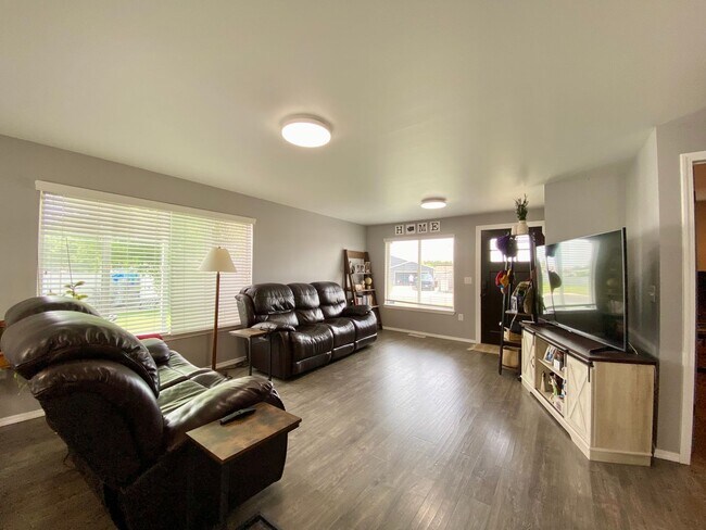 Foto del edificio - 3 Bedroom Home in West Valley