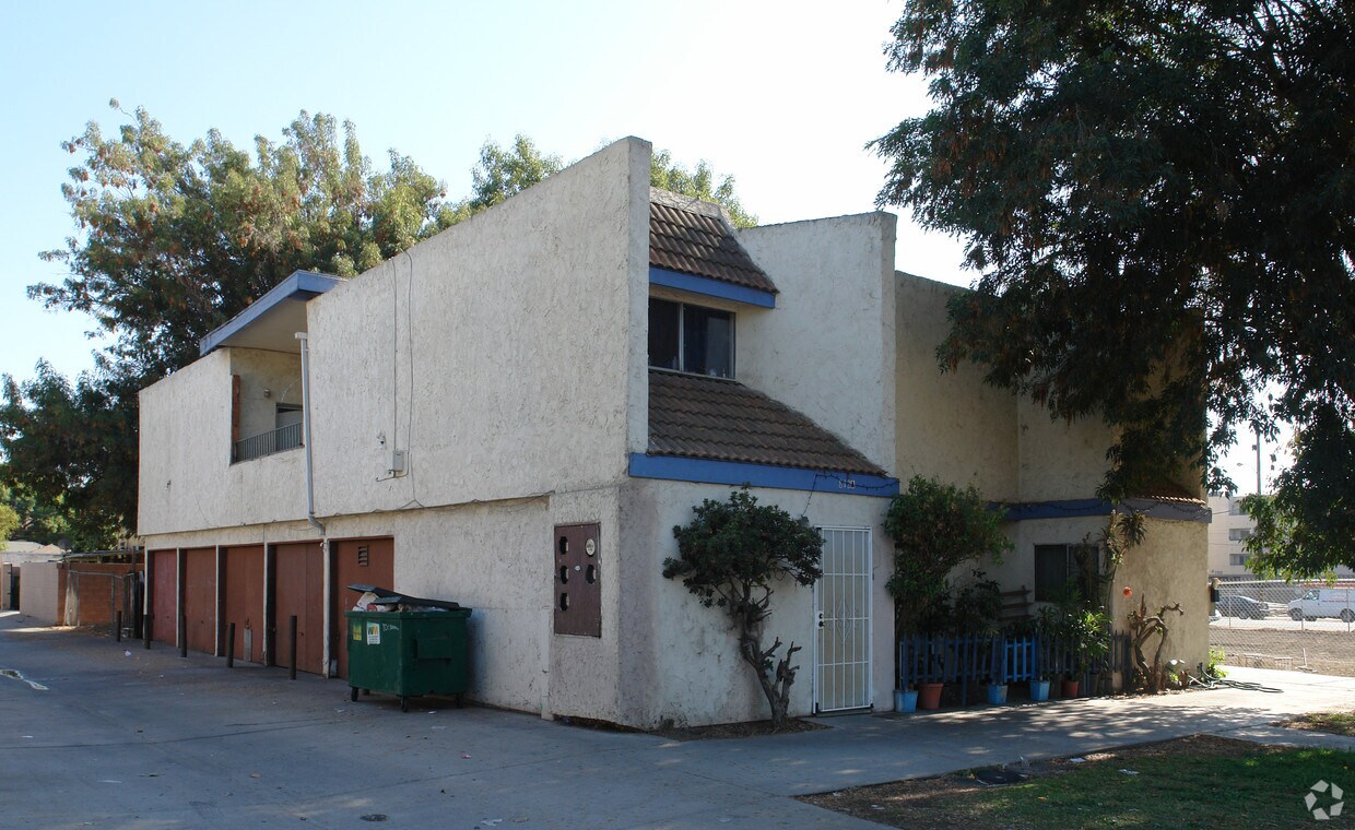 Primary Photo - 812 E Santa Ana Blvd