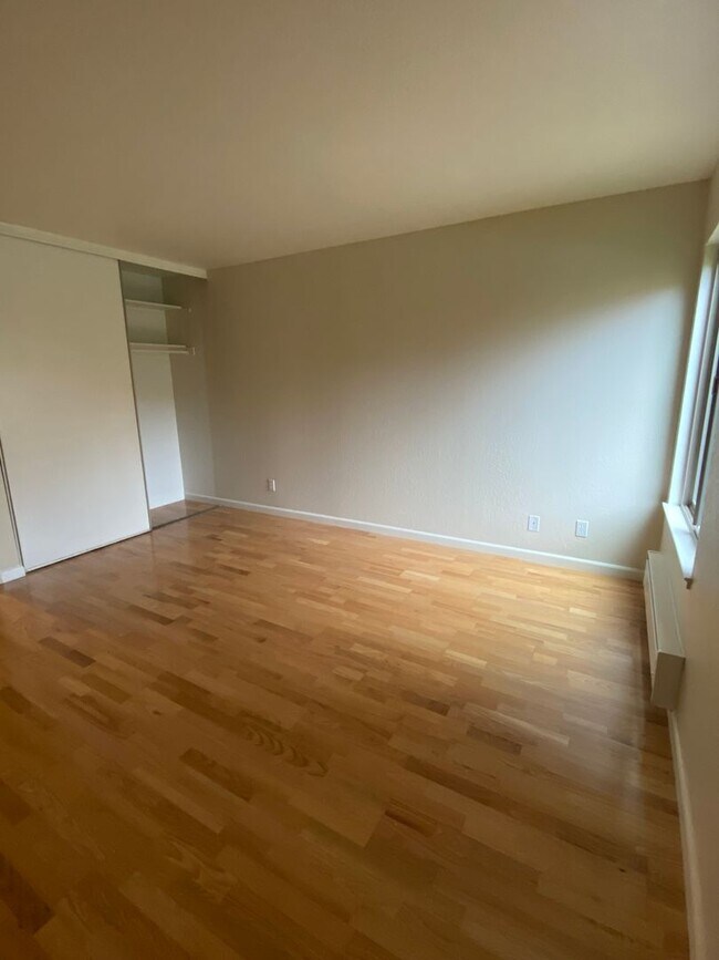 Building Photo - Move in SPECIAL ! Spacious 2 Bedroom 2 Bath!
