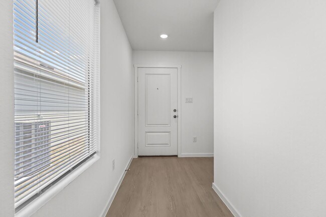 Foto del edificio - 8526 Sapphire Dr