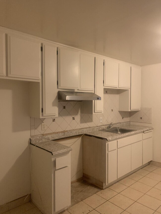 Kitchen Cabinets - 514 Bates Ave