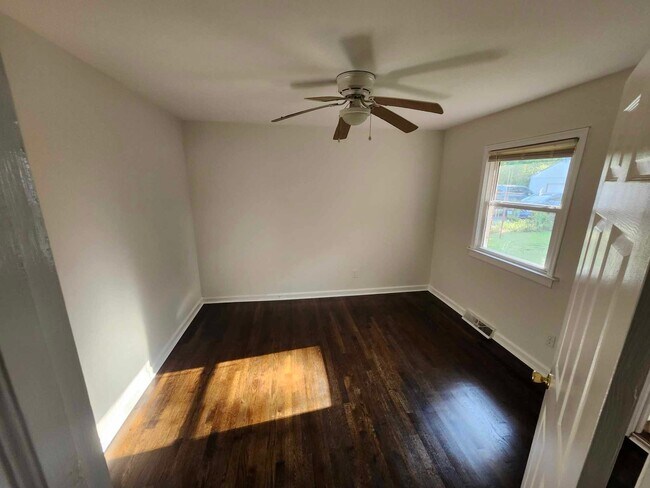 Foto del edificio - 126 Green Acres Ave