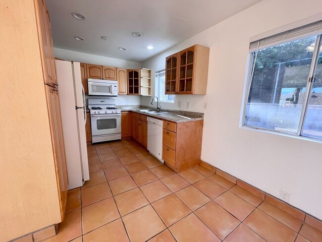 Building Photo - COMING SOON! 1 Bedroom 1 Bathroom Apartment in Palm Desert! CLOSE TO EL PASEO