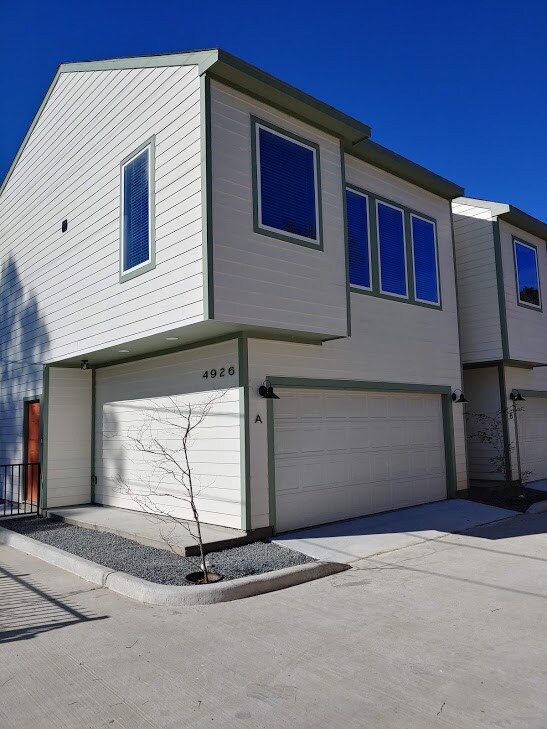 Parte delantera de la unidad n.º A - 4926 Weeping Willow Rd