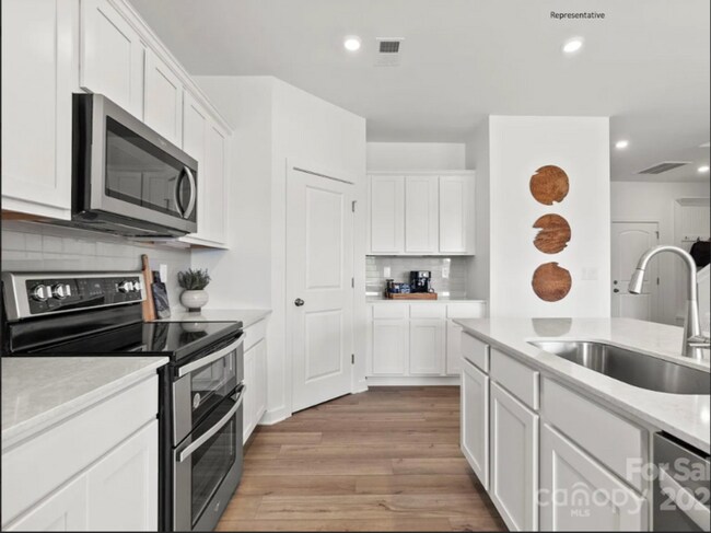 Building Photo - Stunning 5-Bed, 3-Bath Home in Desirable B...