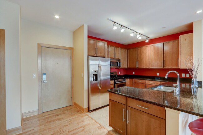 Building Photo - 1550 E Royall Pl