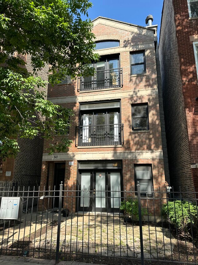 Front of building - 843 N Mozart St