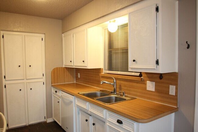 Foto del edificio - Cozy 3/2 Burleson Charmer | Wood-Burning Fireplace | 2-Car Garage | Pet-Friendly