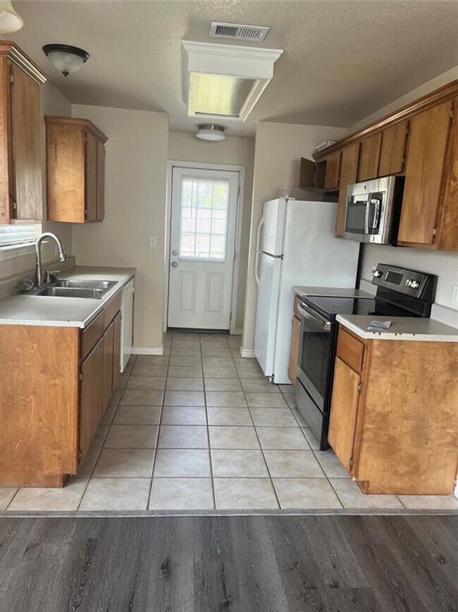 Building Photo - The Ranch at Sam Houston - 3 bdrm, 3 baths...