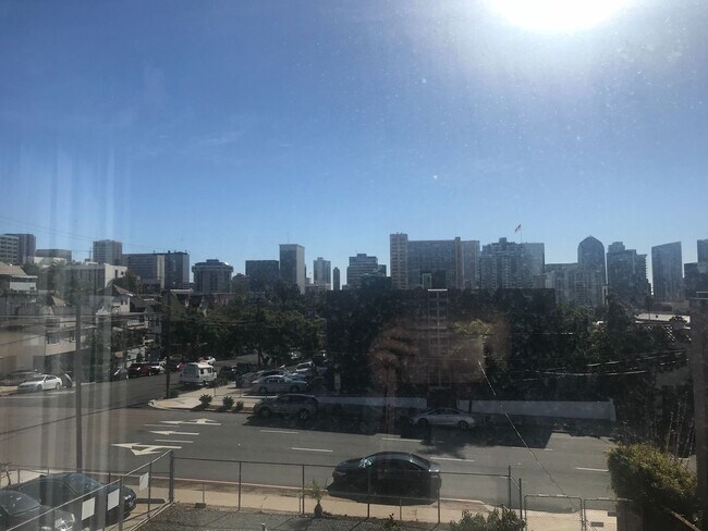 Foto del edificio - Charming Bankers Hill Open Floor Plan, Hardwood Floors, Reserved Parking!