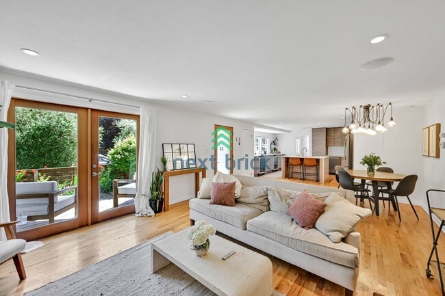 Building Photo - A beautiful 3 bedrooms and 2 bathrooms house